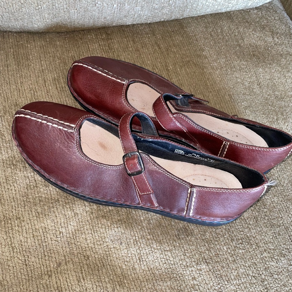 EUC Clarks womens 7 1/2 brown leather shoes with buckle strap!!